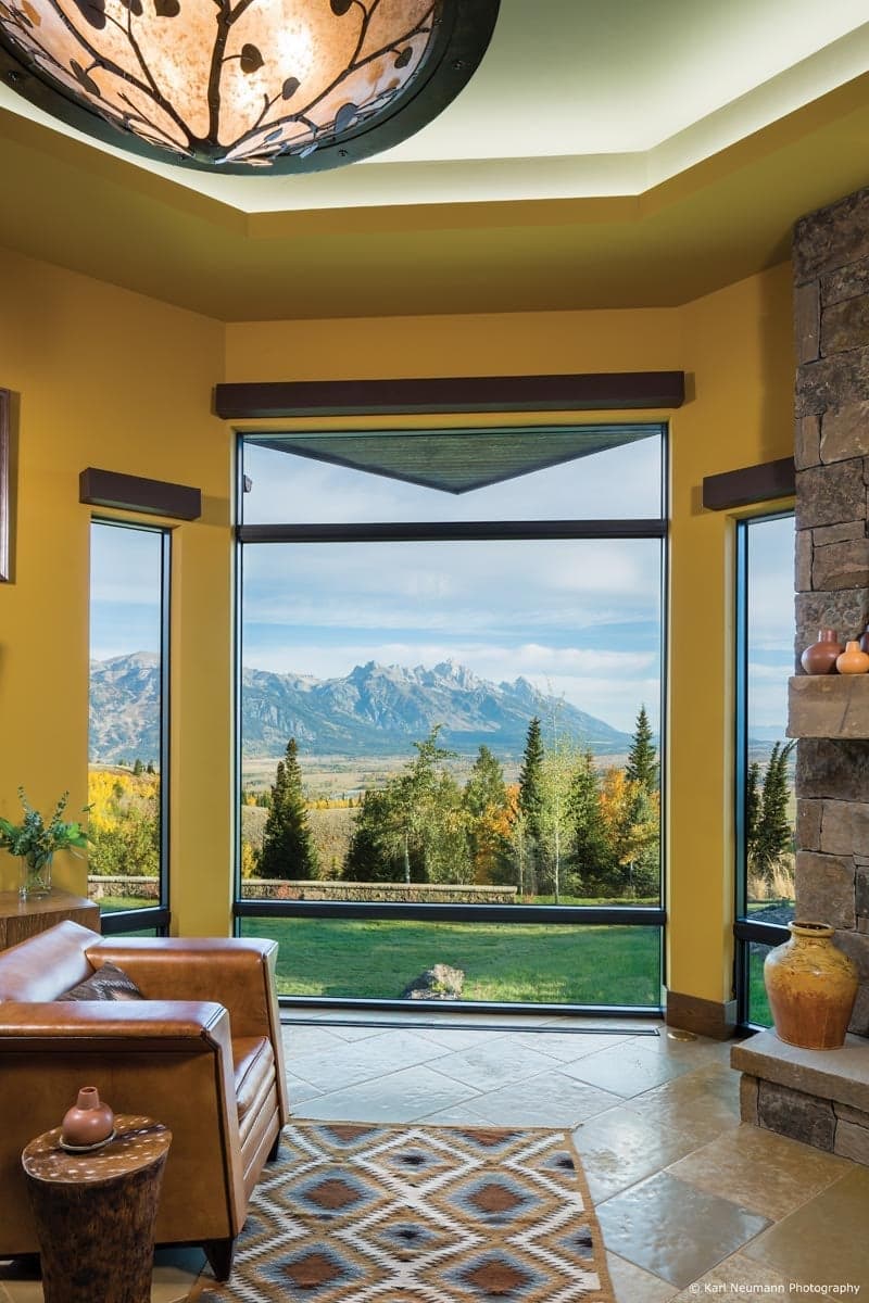 VistaLuxe WD LINE direct sets stacked three-high in center unit, direct sets over operational awnings on side units