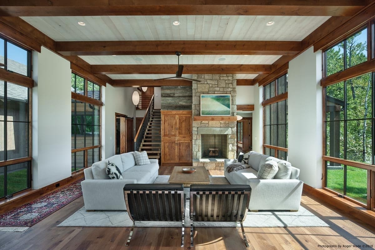 on theright: VistaLuxe WD LINE awnings and direct sets.